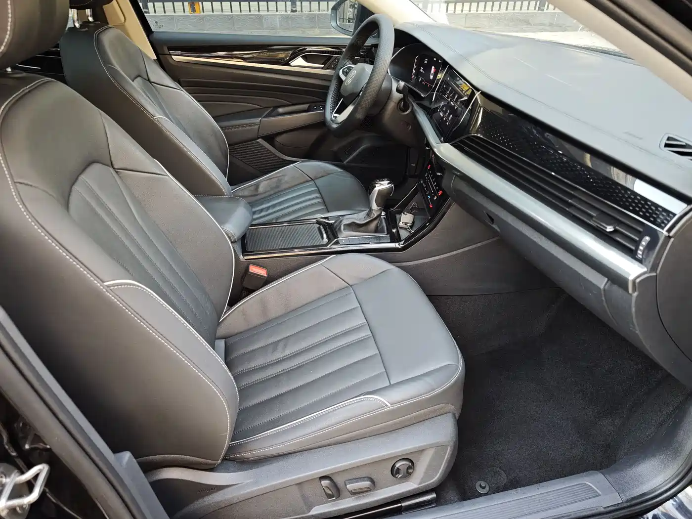 Volkswagen Passat 2022 330TSI Elite Edition фото 8