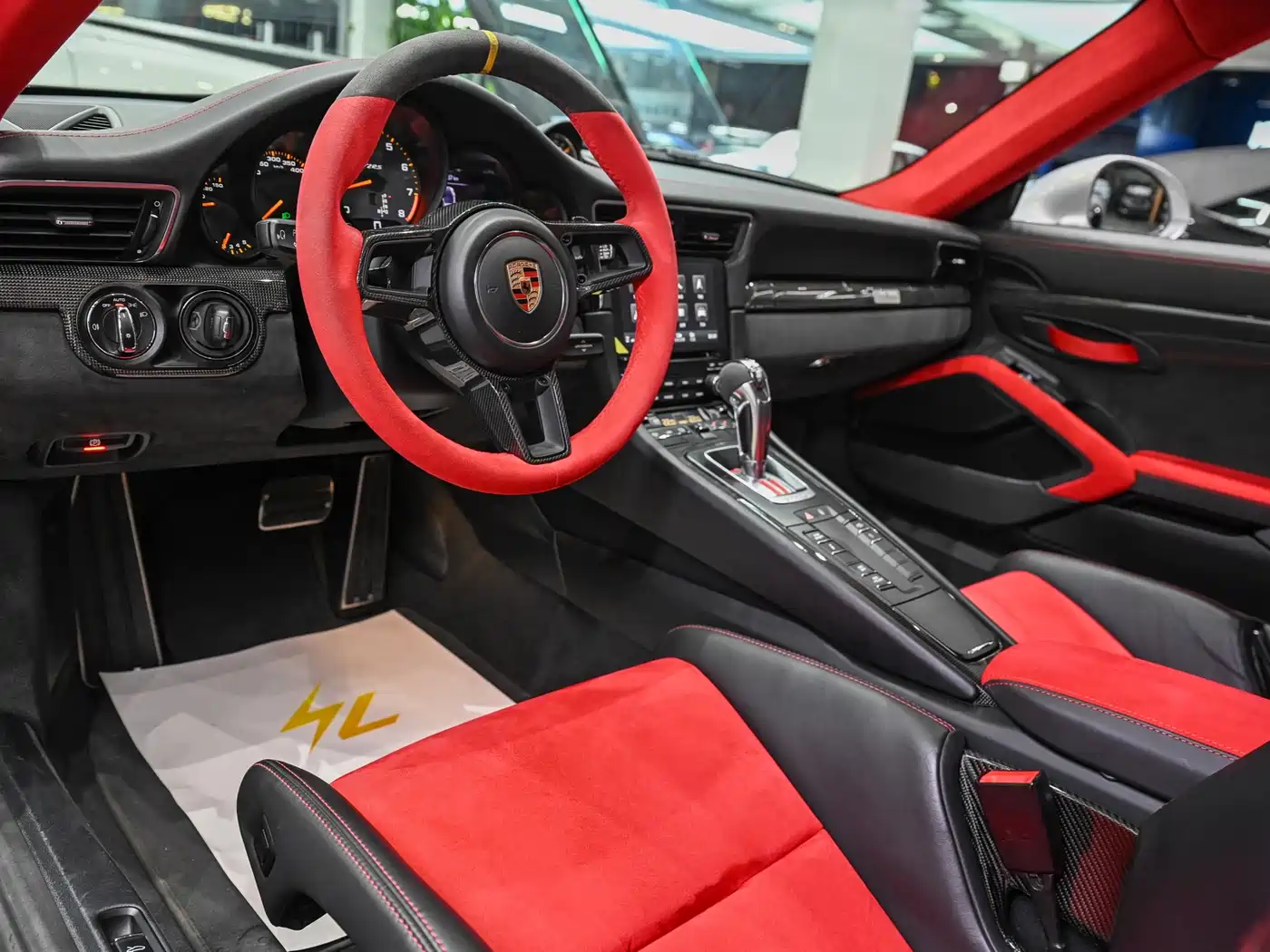 Porsche 911 2018 GT2 RS 3.8T фото 10