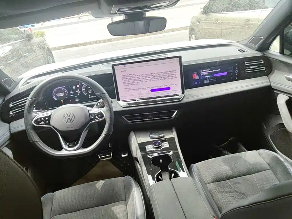 Photo 10 - Volkswagen Tiguan L