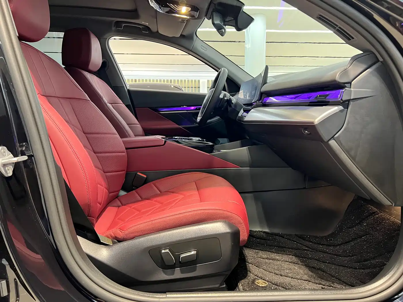 BMW 5 Series 2025 530Li Leading M Sport Package фото 7