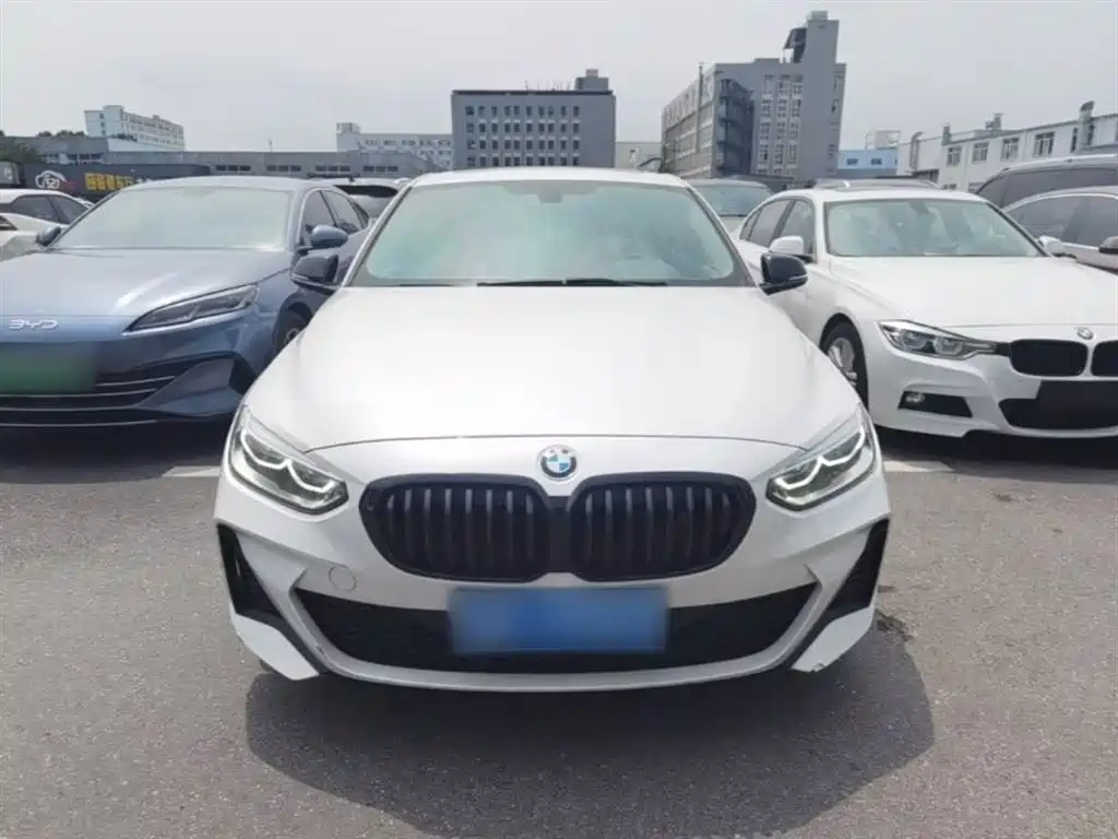 BMW 1 Series 2022 120i M Sport Shadow Edition фото 3