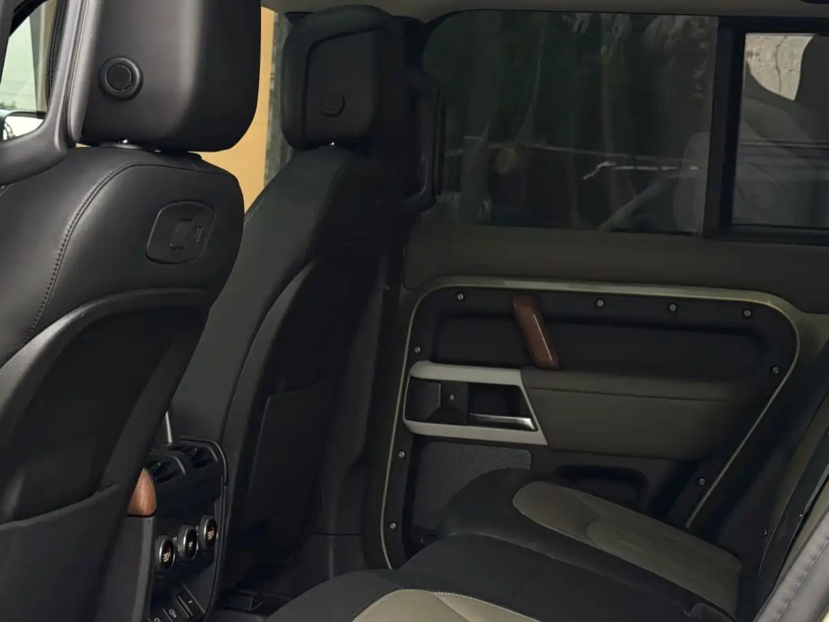 Land Rover Defender 2021 110 P400 X-DYNAMIC HSE фото 5