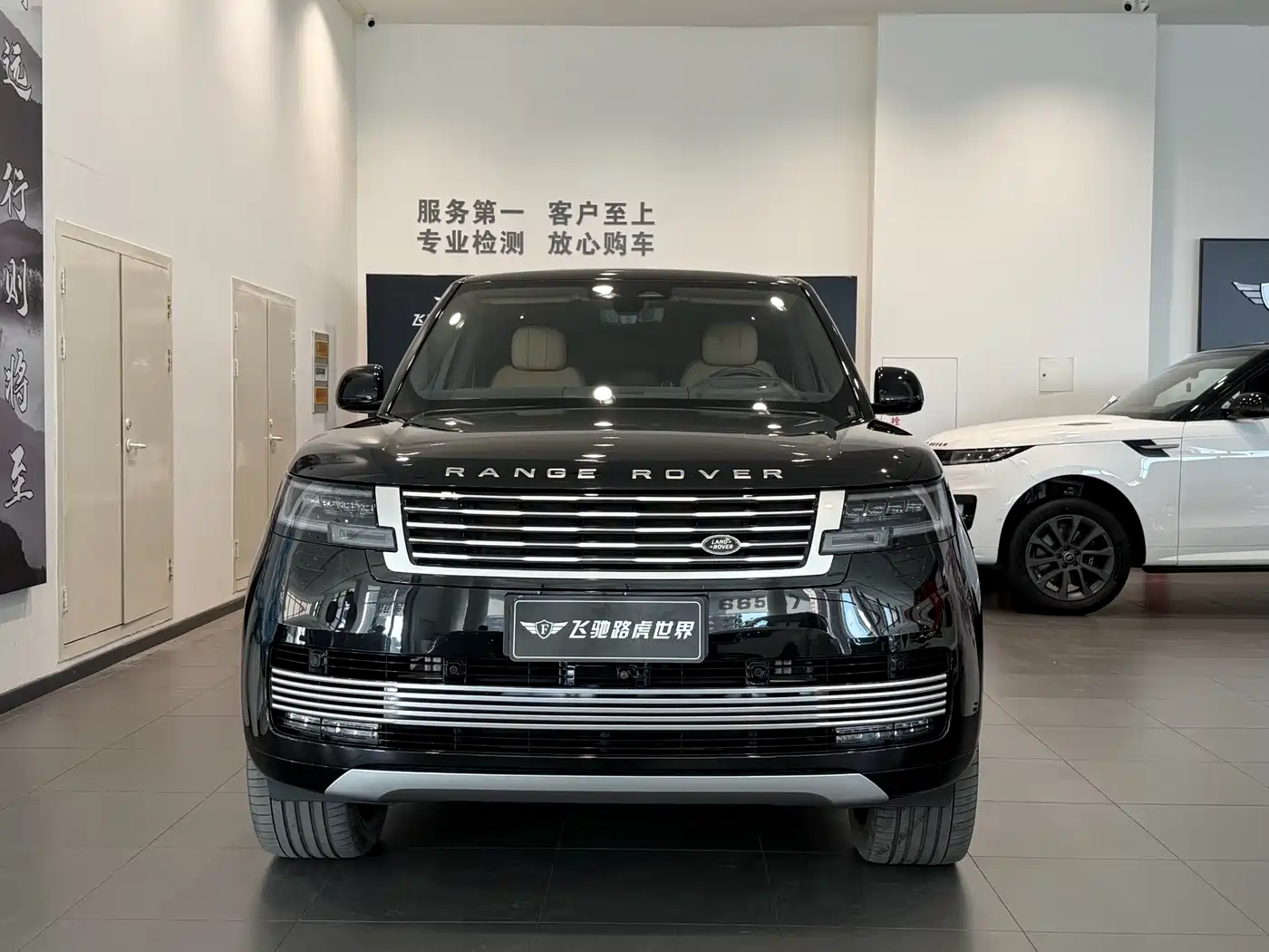 Land Rover Range Rover 2025 3.0 L6 400PS Flourishing Era Extended Wheelbase фото 2