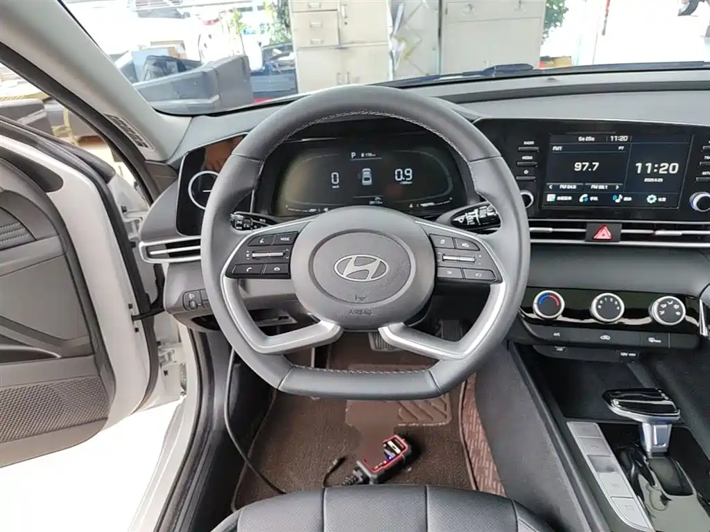 Hyundai Elantra 2023 1.5L CVT GLX Elite Edition фото 11
