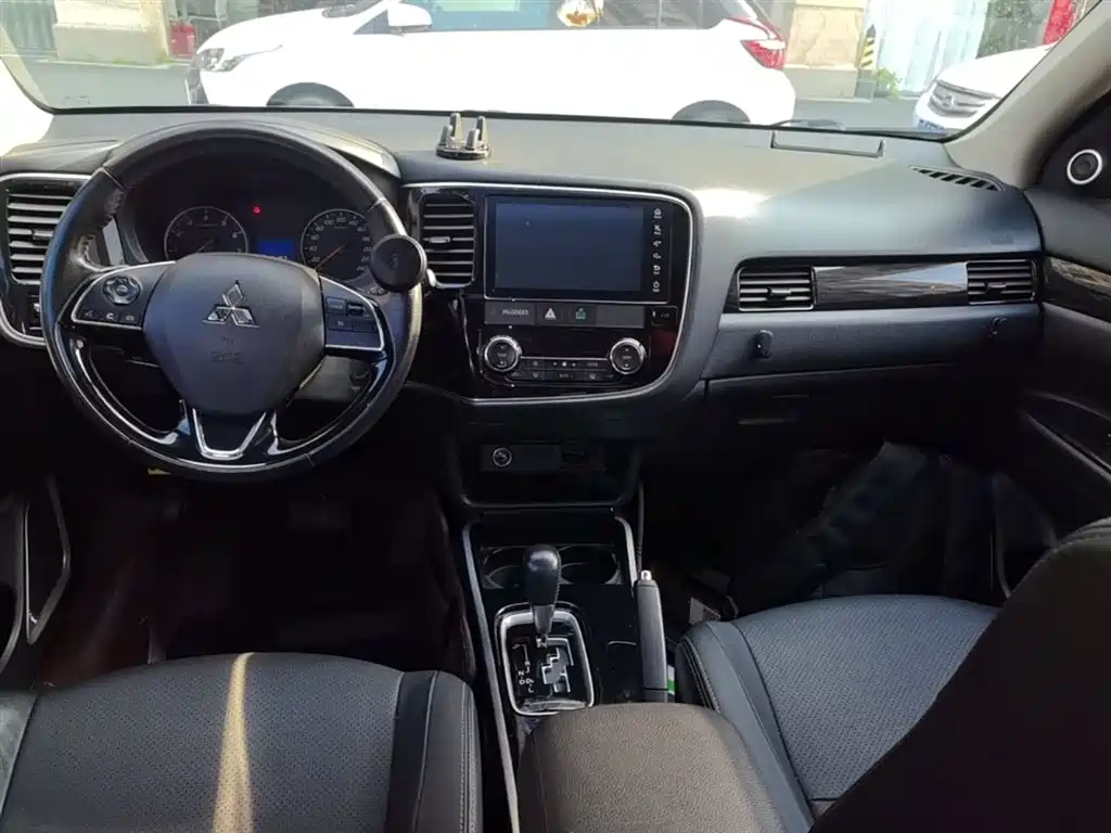 MITSUBISHI OUTLANDER