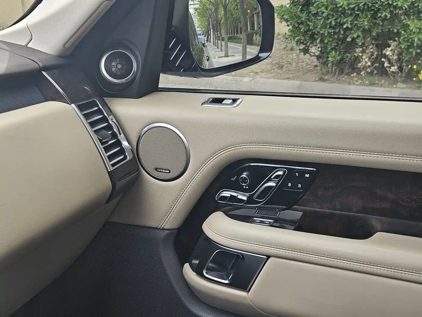 Land Rover Range Rover 2021 3.0 L6 Heritage Extended Classic Edition фото 14