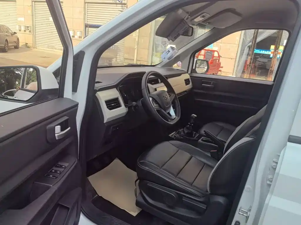 Wuling Motors Wuling Hongguang PLUS 2021 2021 Commercial Version 1.5L Manual Standard 7-Seater