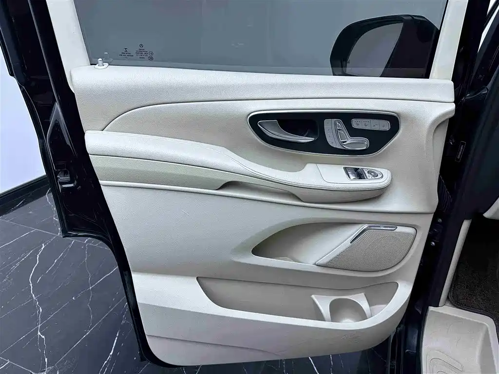 Mercedes-Benz V-Class 2017 Model V 260 Premium Edition фото 17