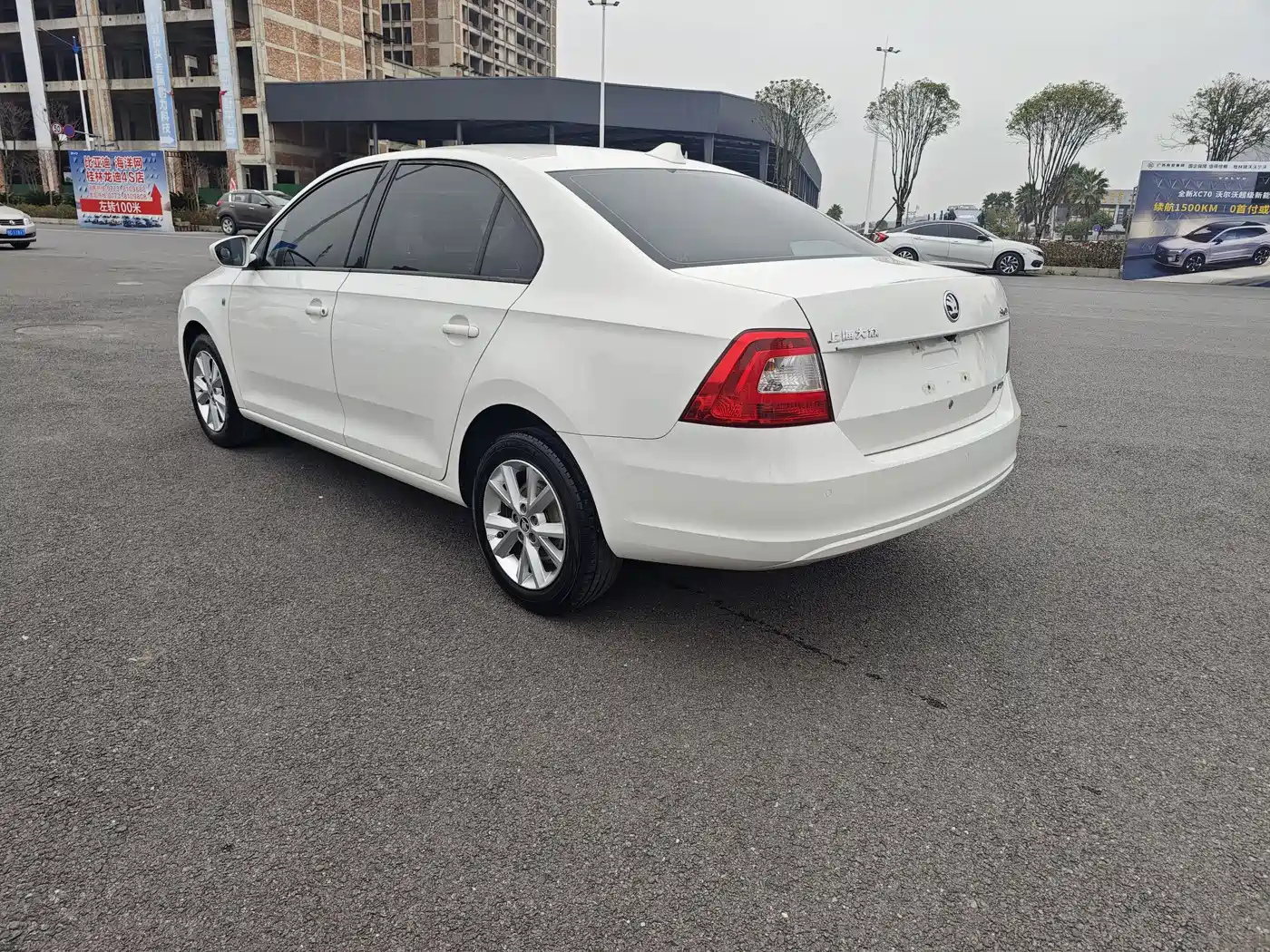 Škoda Rapid 2015 1.6L Manual Smart Selection фото 5
