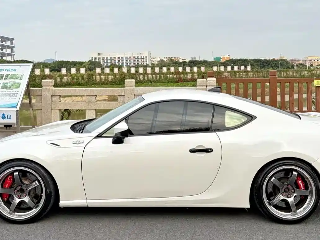 Toyota 86 2013 2.0L Automatic Luxury фото 6