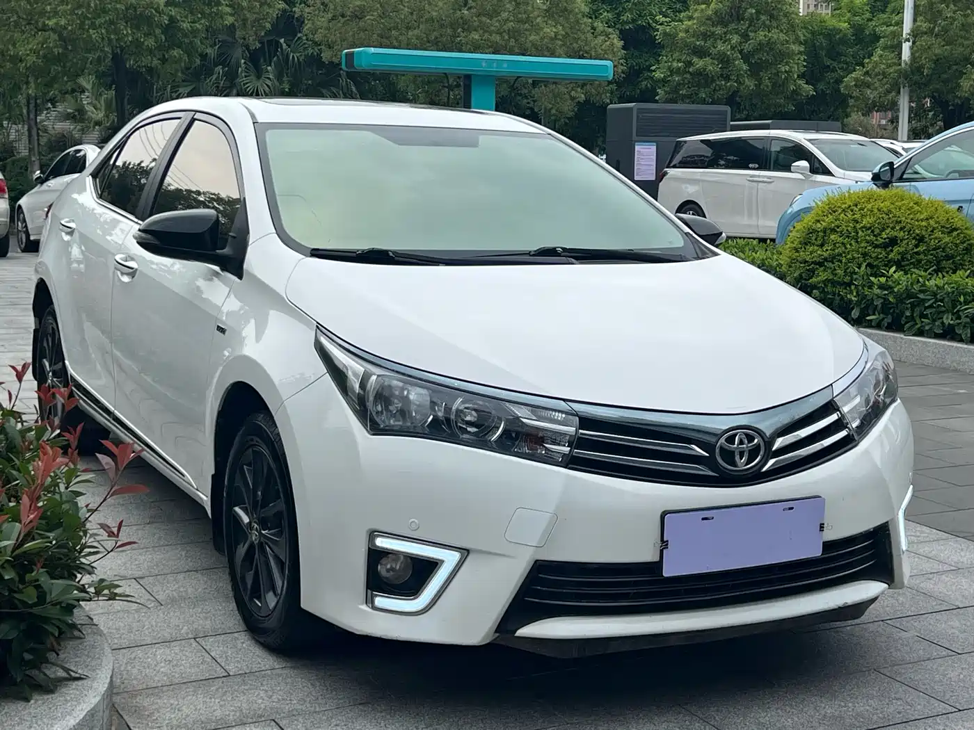 Toyota Corolla 2014 1.6L CVT GL-i Leather Edition фото 3