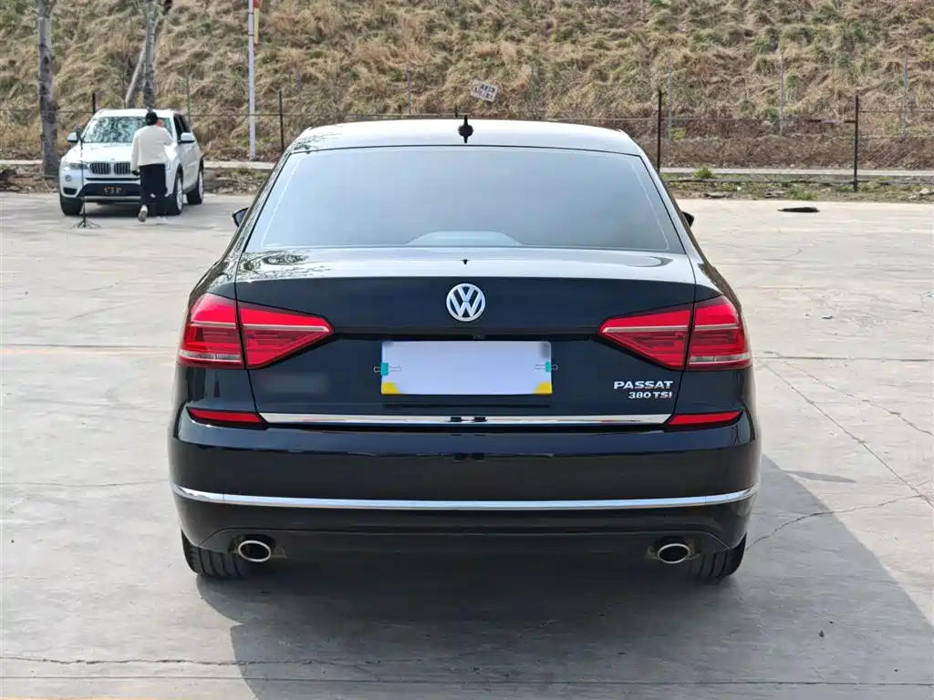 Volkswagen Passat 2017 380TSI DSG Luxury фото 25