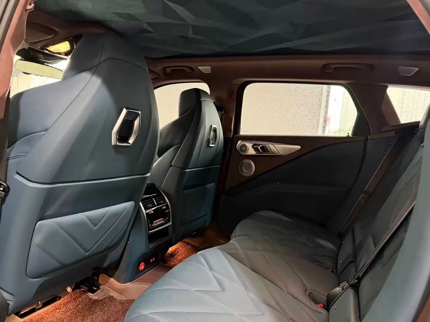 BMW XM 2023 50e фото 8