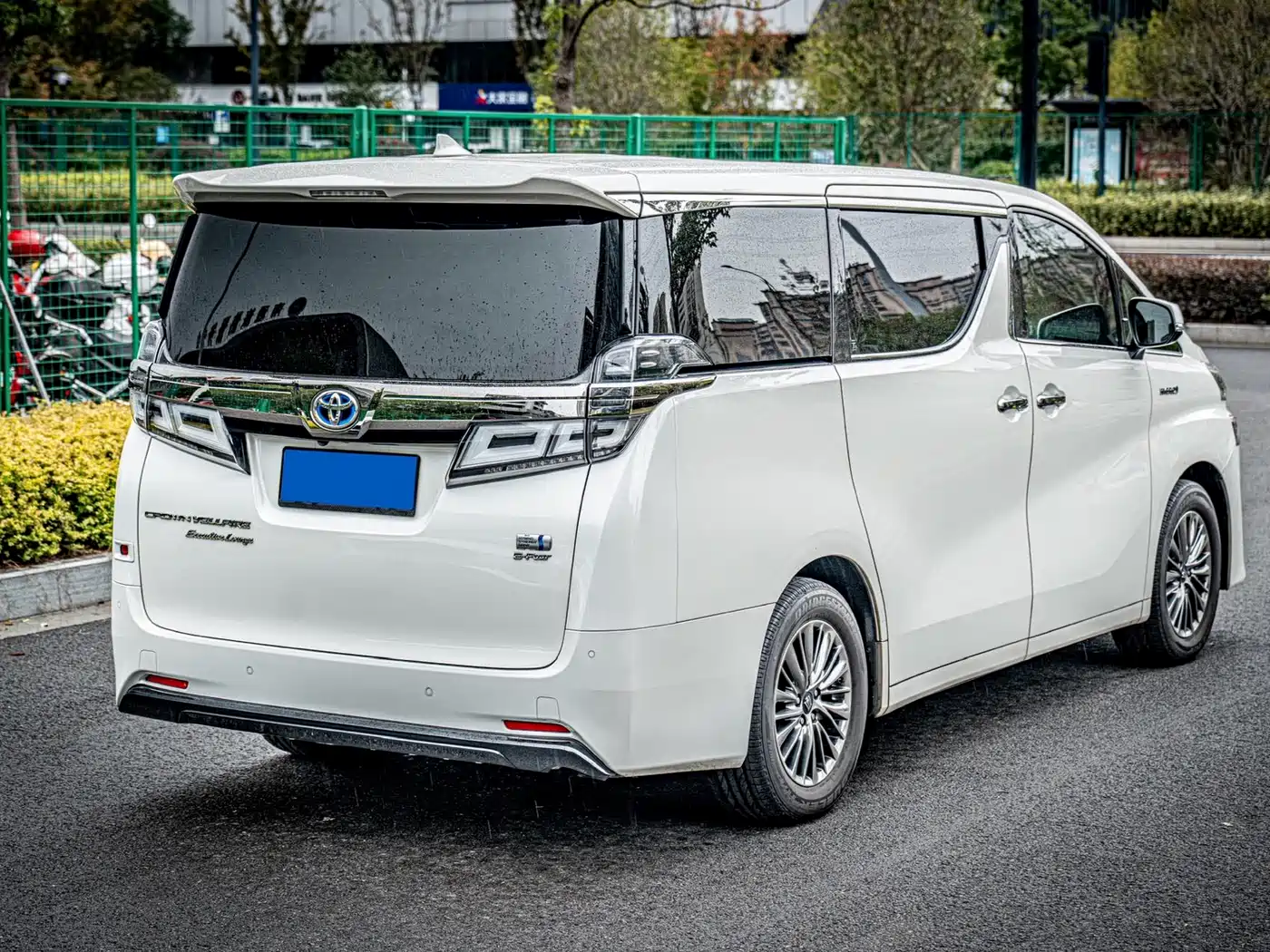 Toyota Vellfire 2021 Crown Hybrid 2.5L HV Premium Edition фото 4