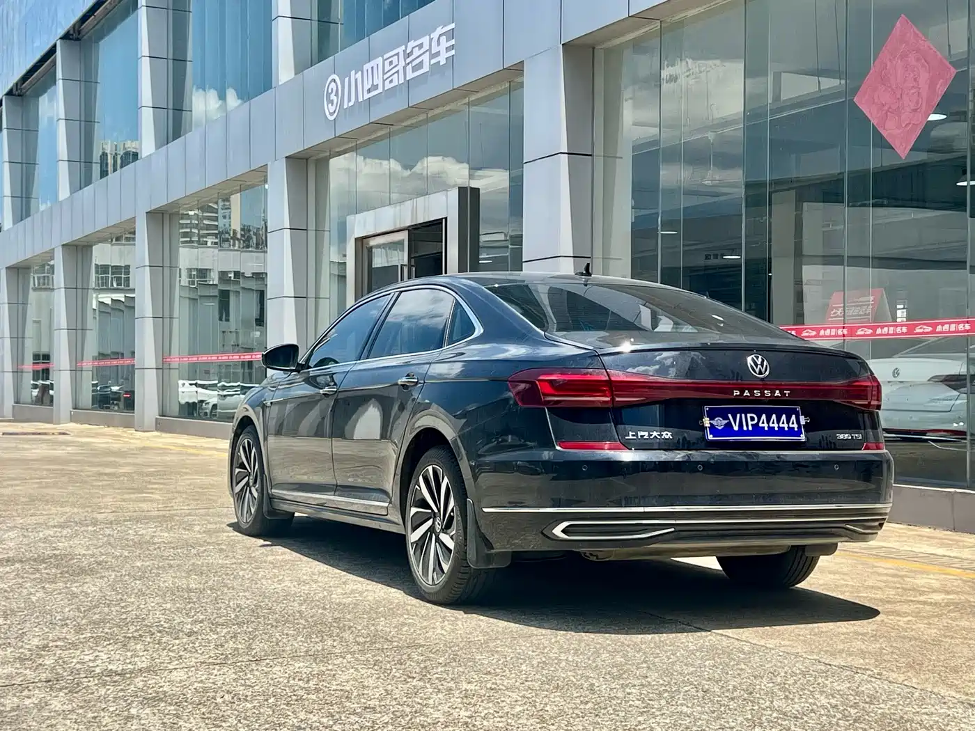 Volkswagen Passat 2022 330TSI Starlight Luxury Edition фото 4