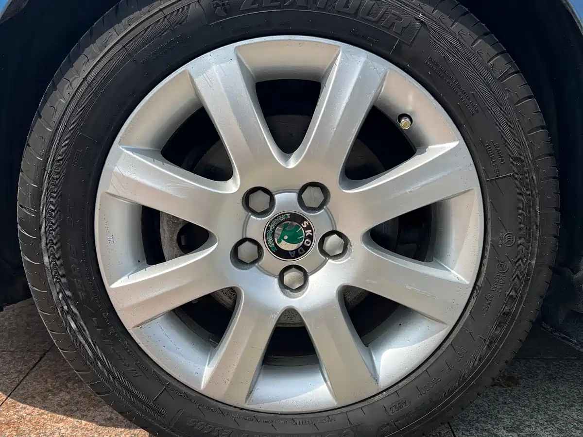 Škoda Fabia 2011 1.4L Automatic Crystal Edition фото 4