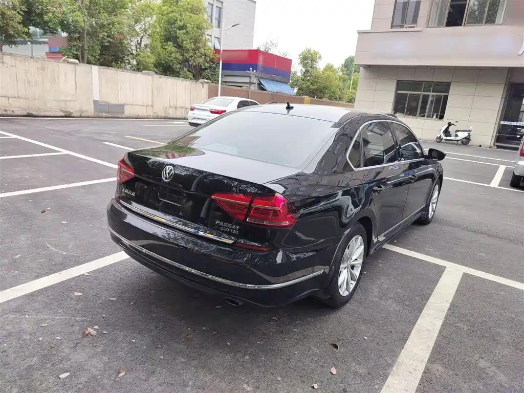 Volkswagen Passat 2016 330TSI DSG Executive Edition фото 5