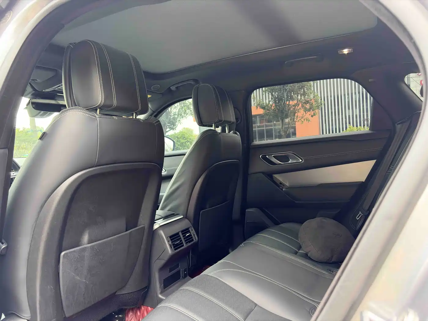 Land Rover Range Rover Velar 2023 250PS Gloss Black Collector's Edition фото 12