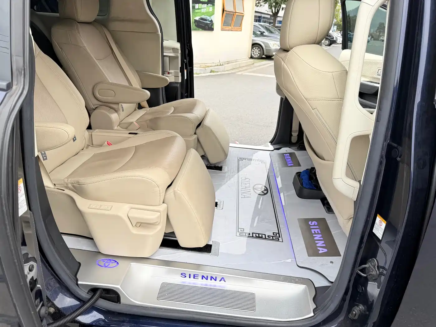 Toyota Sienna 2021 2.5L Hybrid Premium Edition фото 6