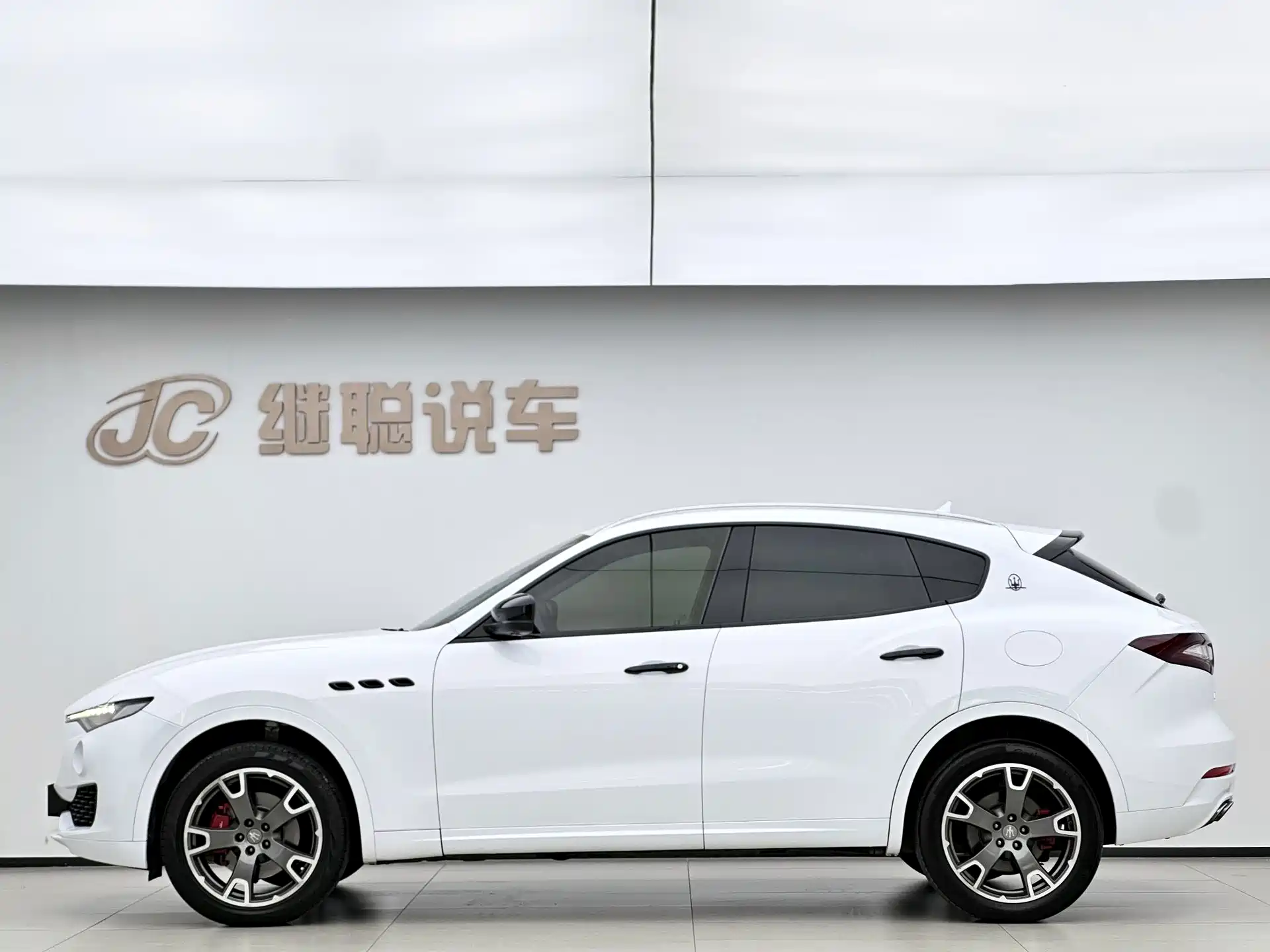 Фото 3 - Maserati Levante