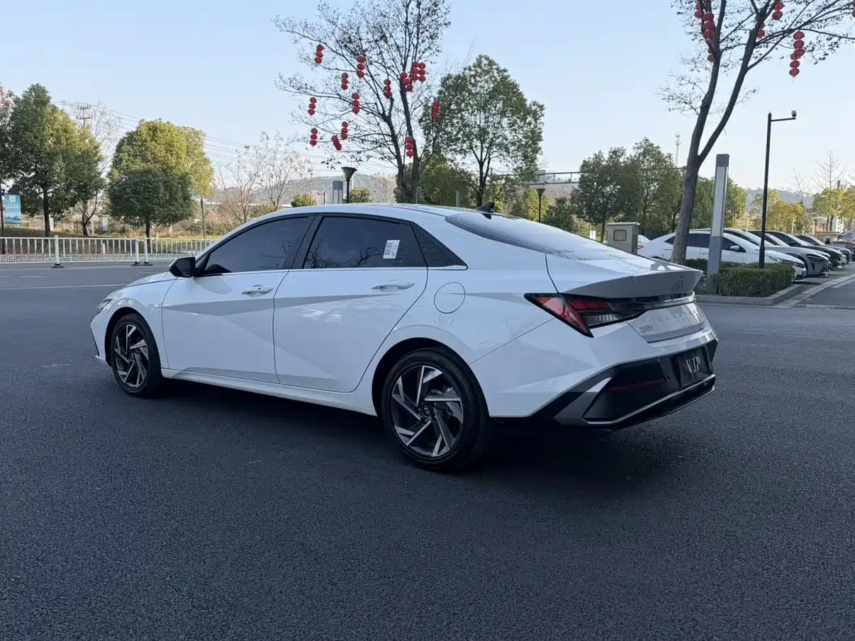 Hyundai Elantra 2023 Model 1.5L CVT LUX Premium Edition фото 6