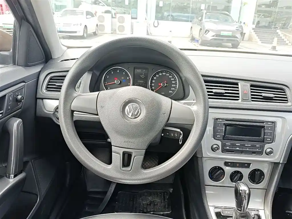 Volkswagen Lavida Tour 2013 1.6L Automatic Comfort фото 11