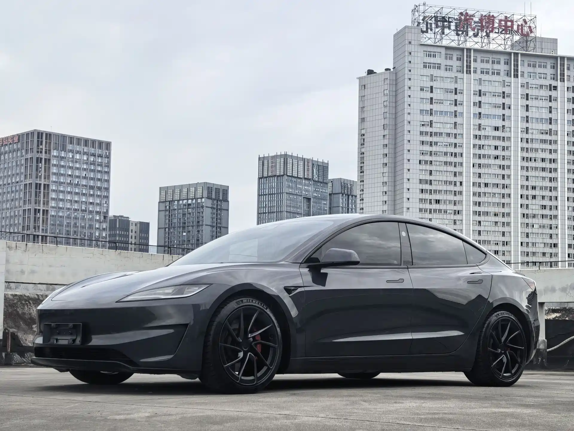 Фото 1 - Tesla Model 3