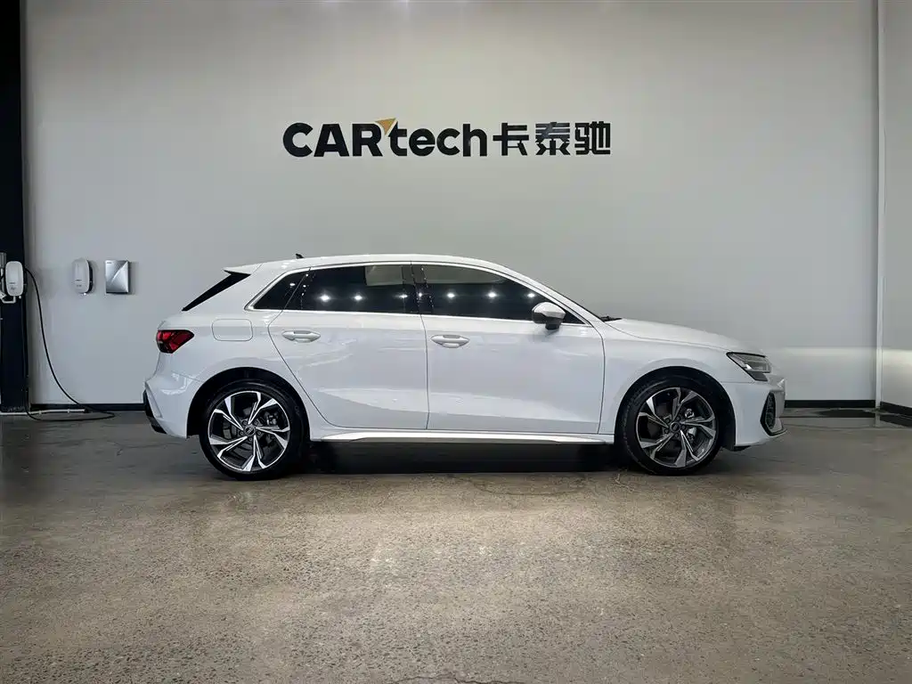 Audi A3 2025 Sportback 35TFSI Flying Premium фото 4