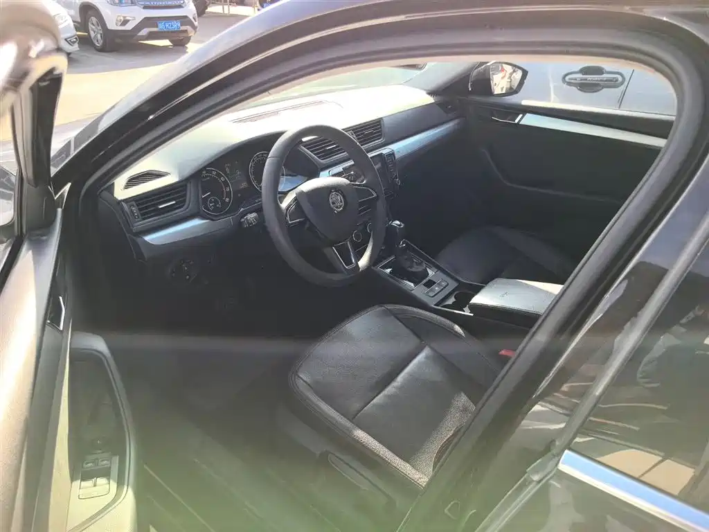 Škoda Superb 2016 TSI280 DSG Advance Edition фото 7
