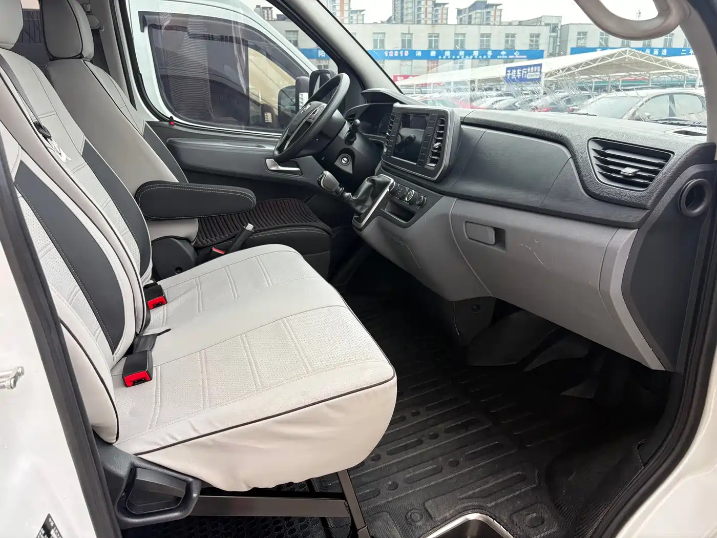 SAIC Maxus Xintu V80 2023 2.0T Manual Classic Aoyun Power Edition Long Wheelbase Medium Roof 6/7/8/9-Seater фото 5
