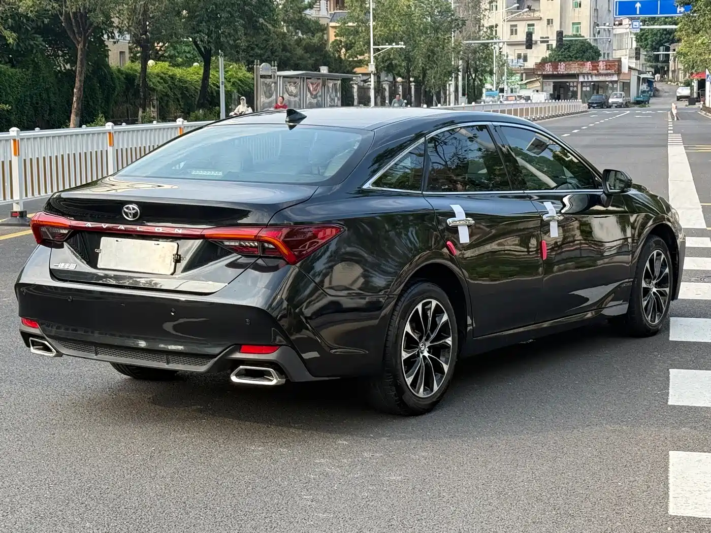 Photo 3 - Toyota Avalon