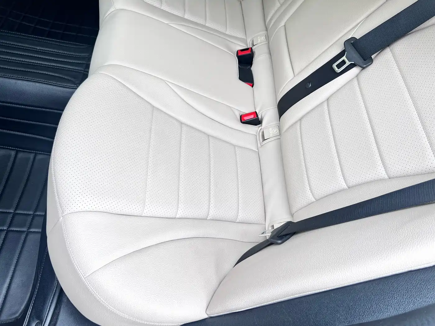 Photo 14 - Mercedes-Benz C-Class