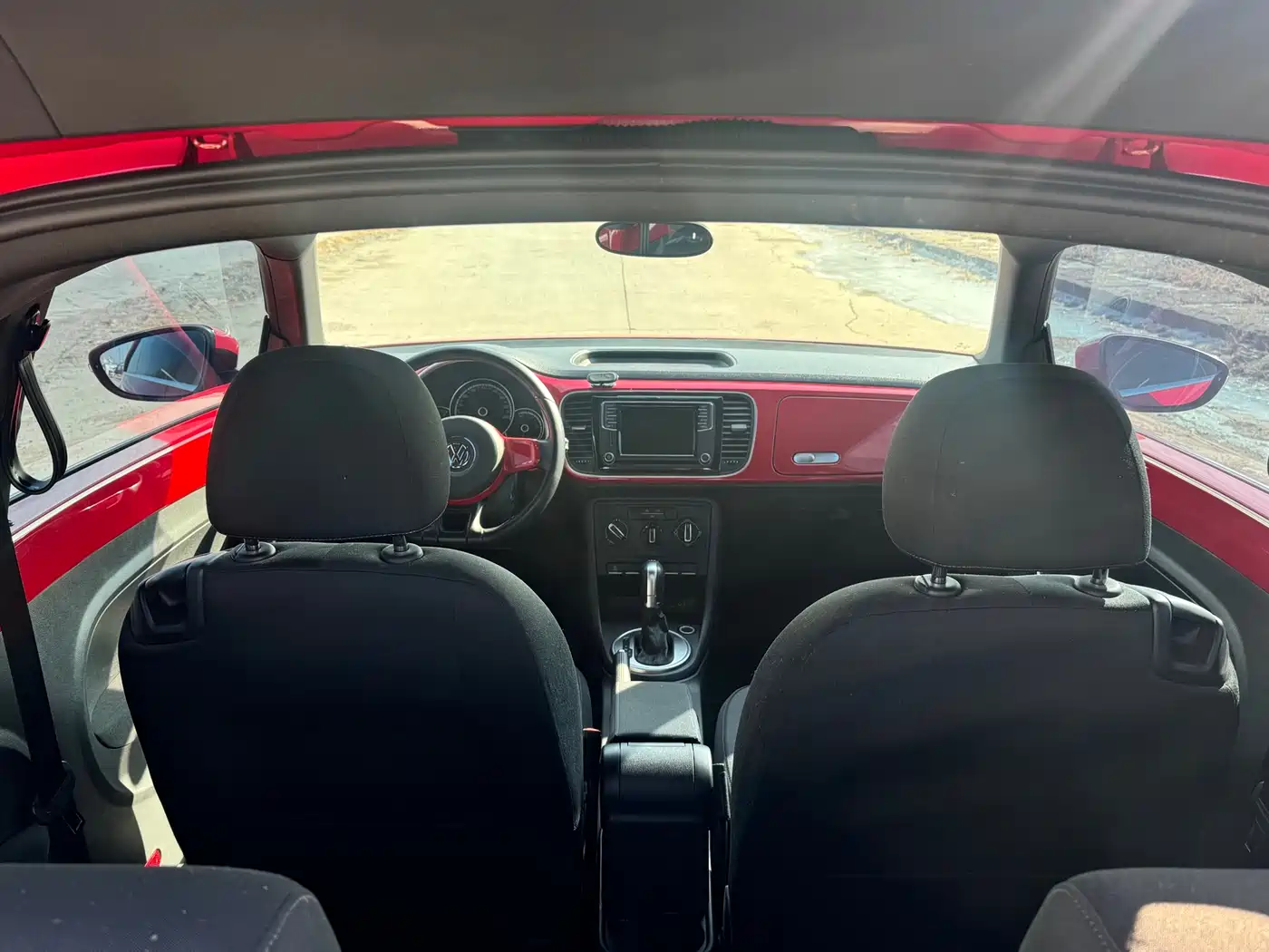 Volkswagen Beetle 2016 Model 180TSI Club Edition фото 8