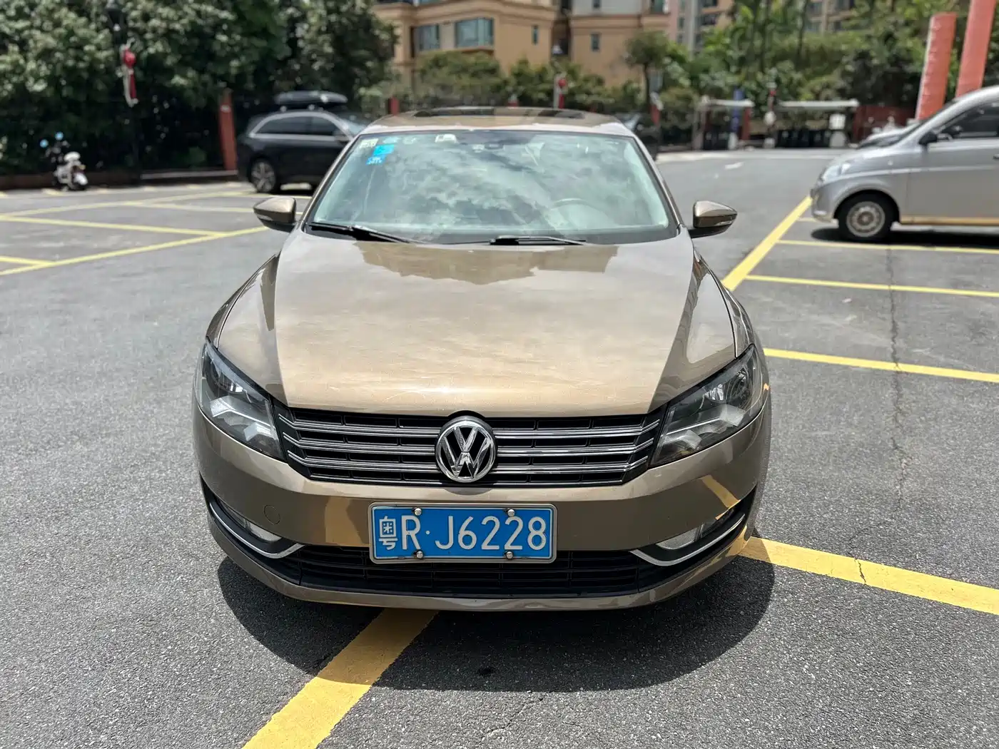 Volkswagen Passat 2014 1.8TSI DSG Luxury Edition фото 3