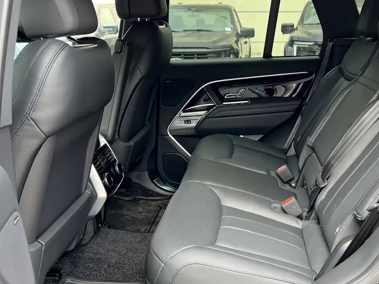 Photo 10 - Land Rover Range Rover