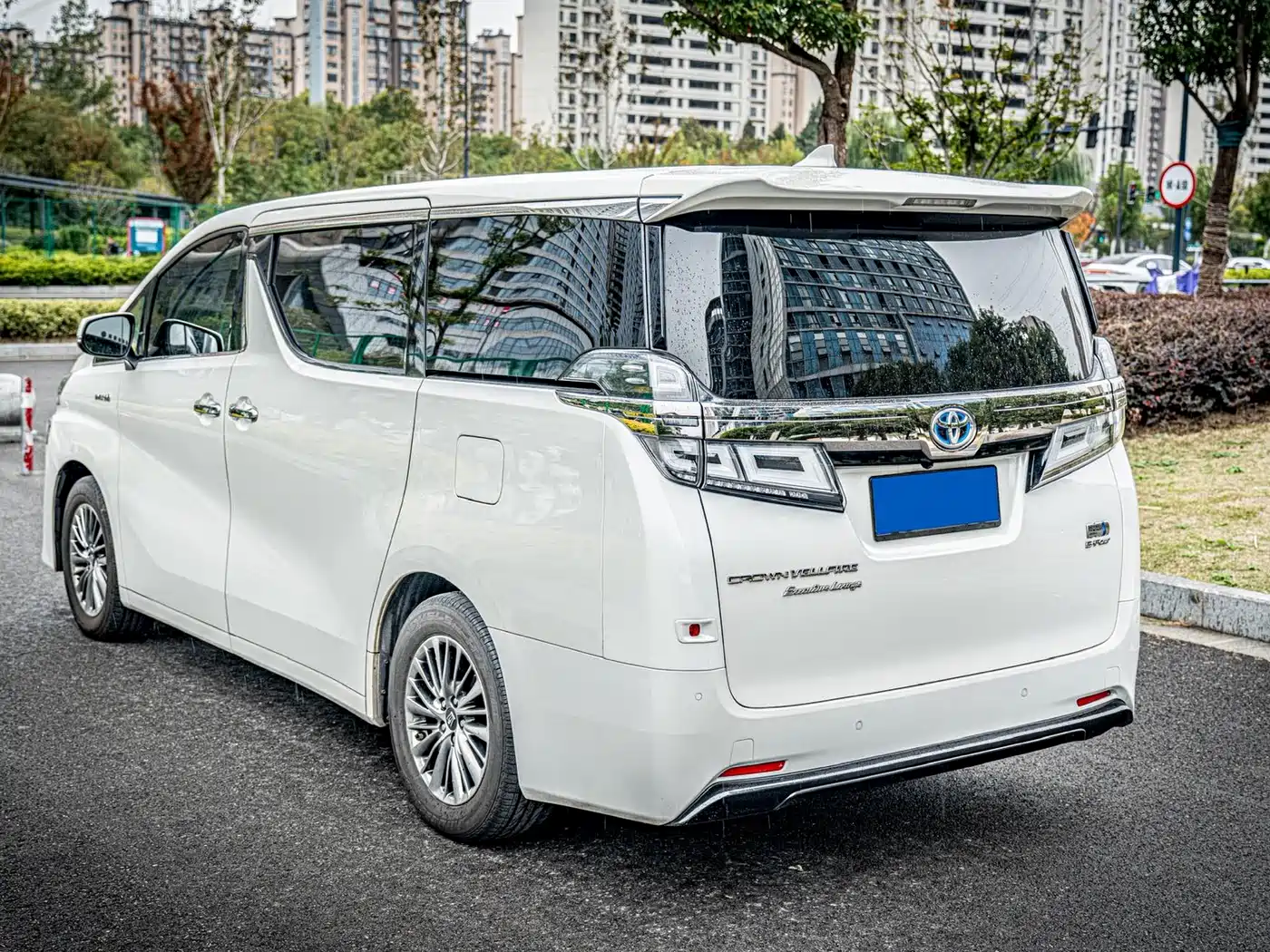 Toyota Vellfire 2021 Crown Hybrid 2.5L HV Premium Edition фото 6