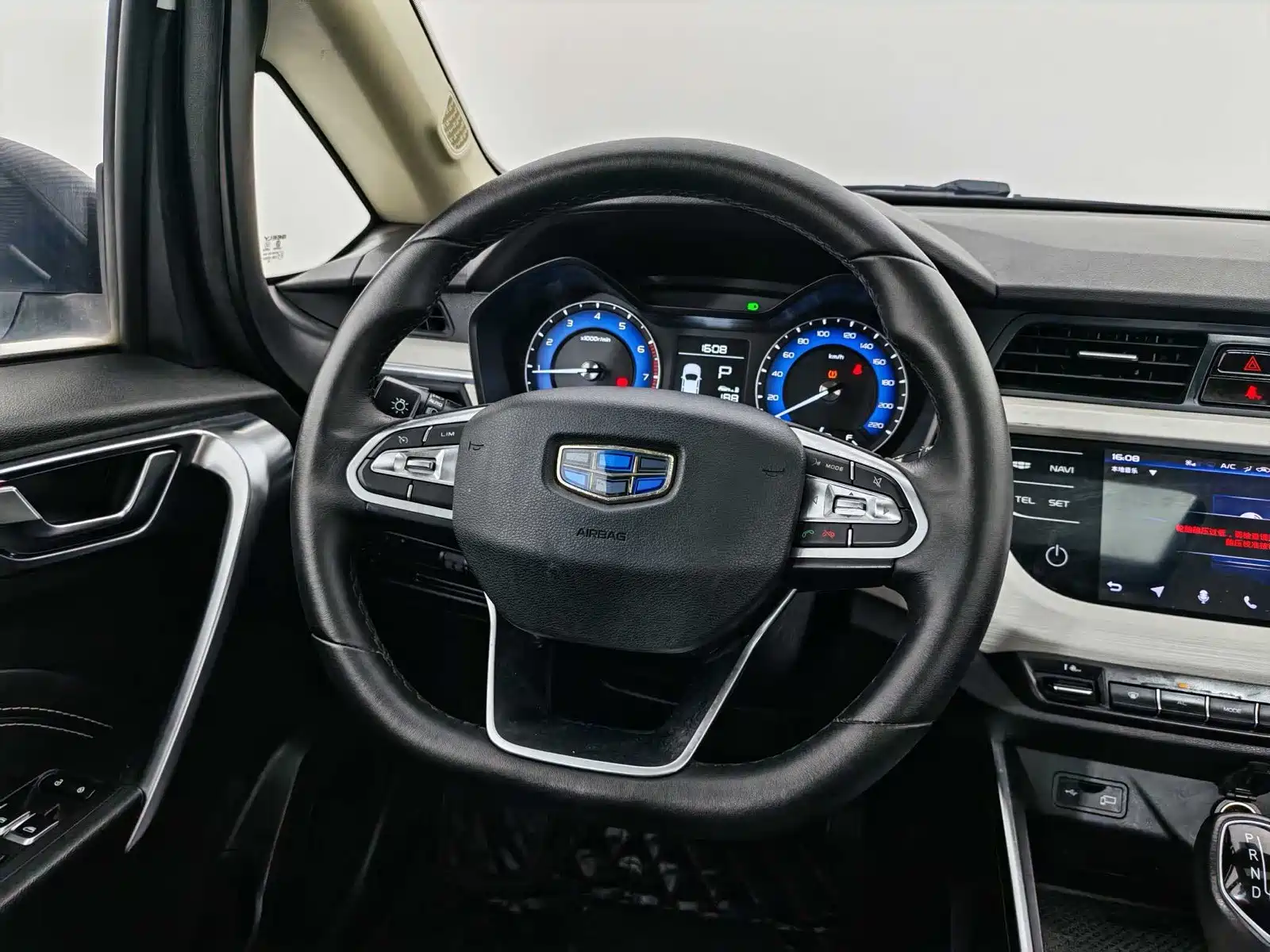 Фото 12 - Geely Vision X3