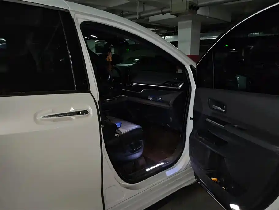 Toyota Sienna 2024 2.5L Hybrid Premium Edition фото 8