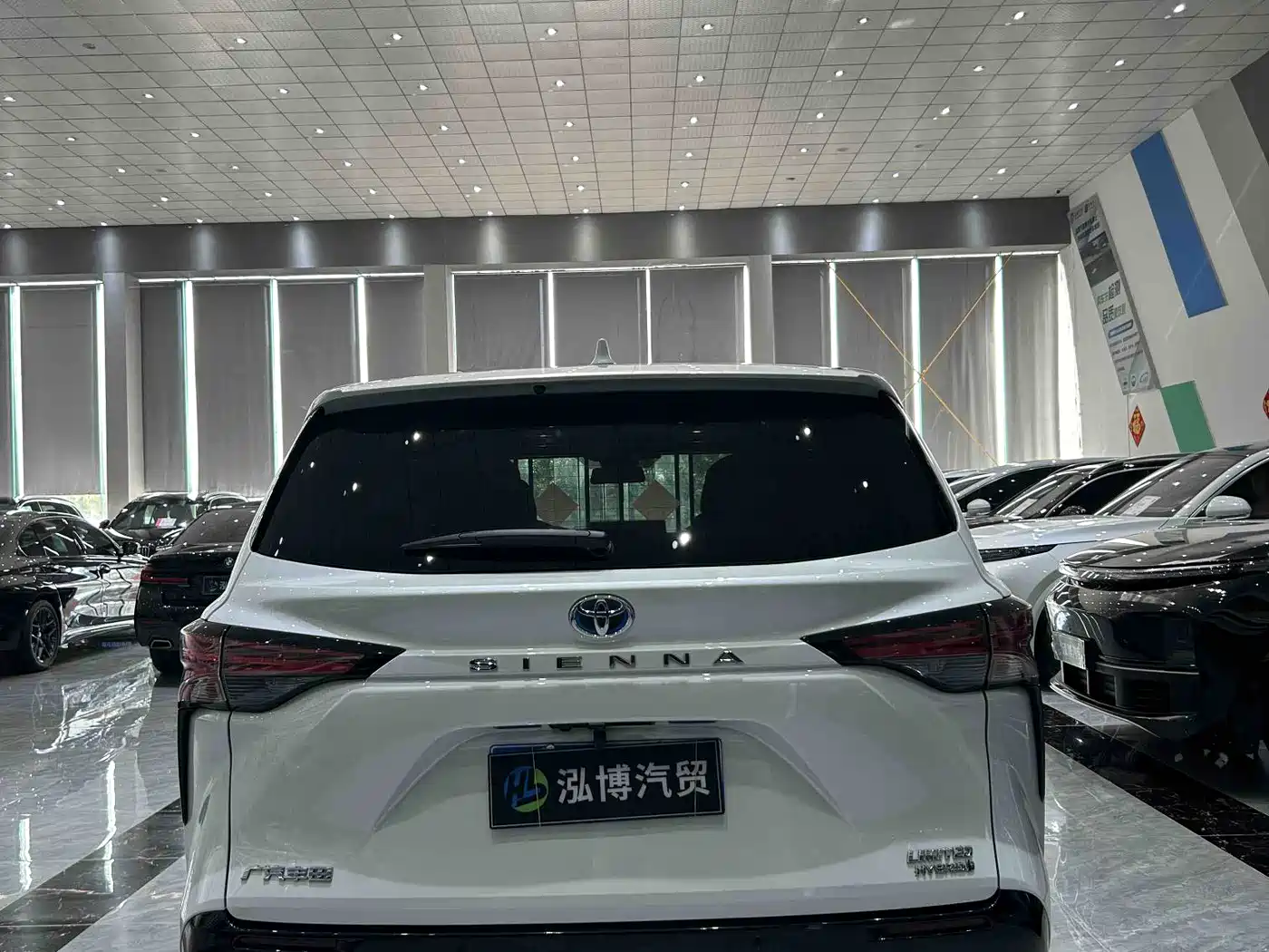 Toyota Sienna 2023 2.5L Hybrid Premium Edition фото 12