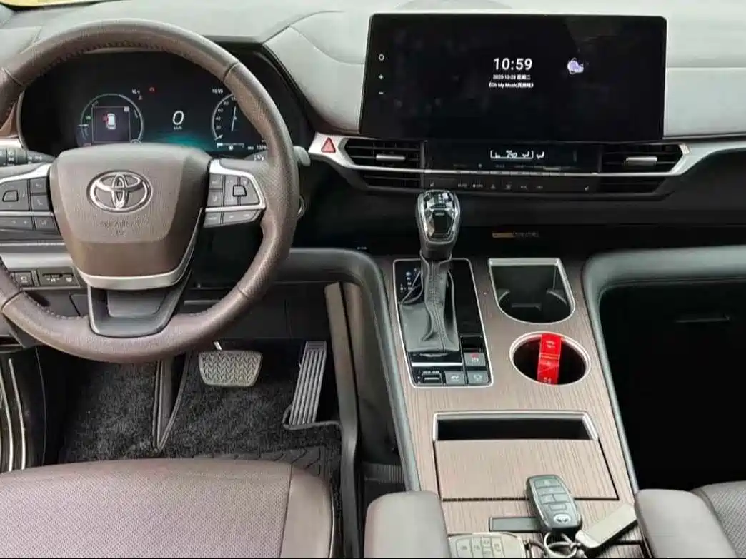 Toyota Granvia 2024 2.5L Hybrid Premium PLUS 4WD Edition фото 7