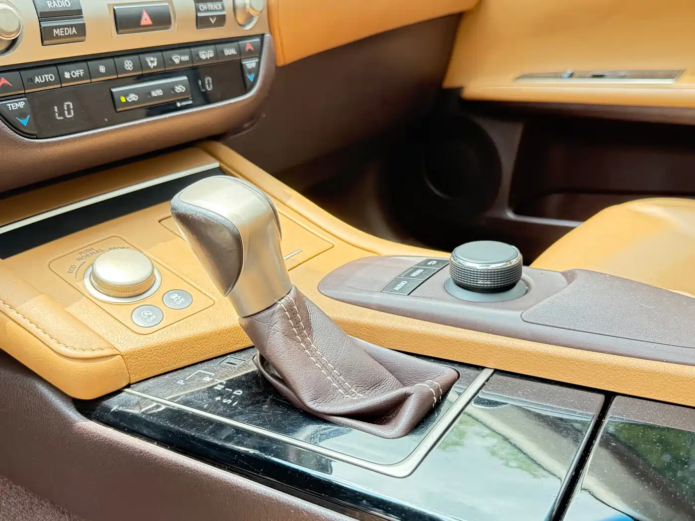 Lexus ES 2015 200 Elite Edition фото 14