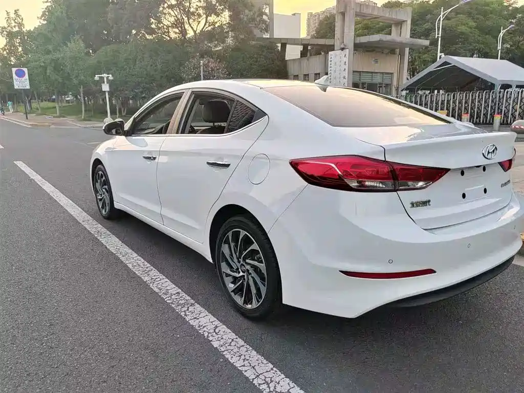 Hyundai Elantra 2020 1.5L CVT Smart Style·Elite фото 8