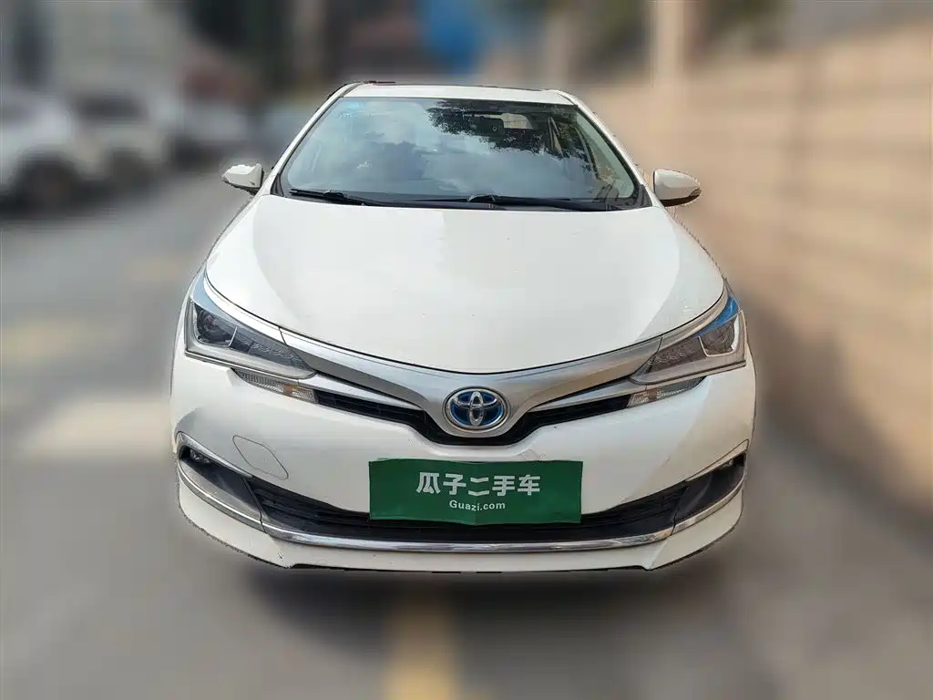 Toyota Corolla 2016 Hybrid 1.8L E-CVT Leading Edition фото 24