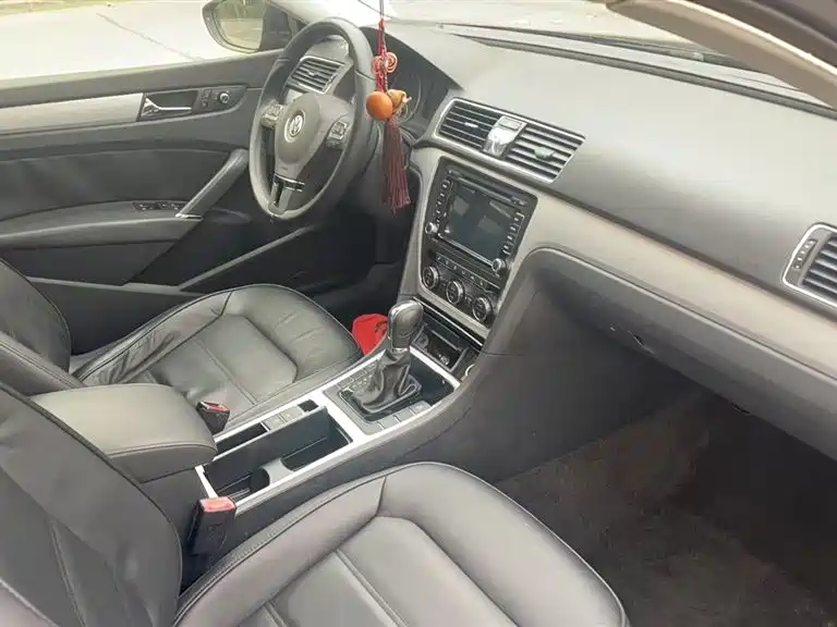 Volkswagen Passat 2014 1.8TSI Automatic Honor Edition фото 2