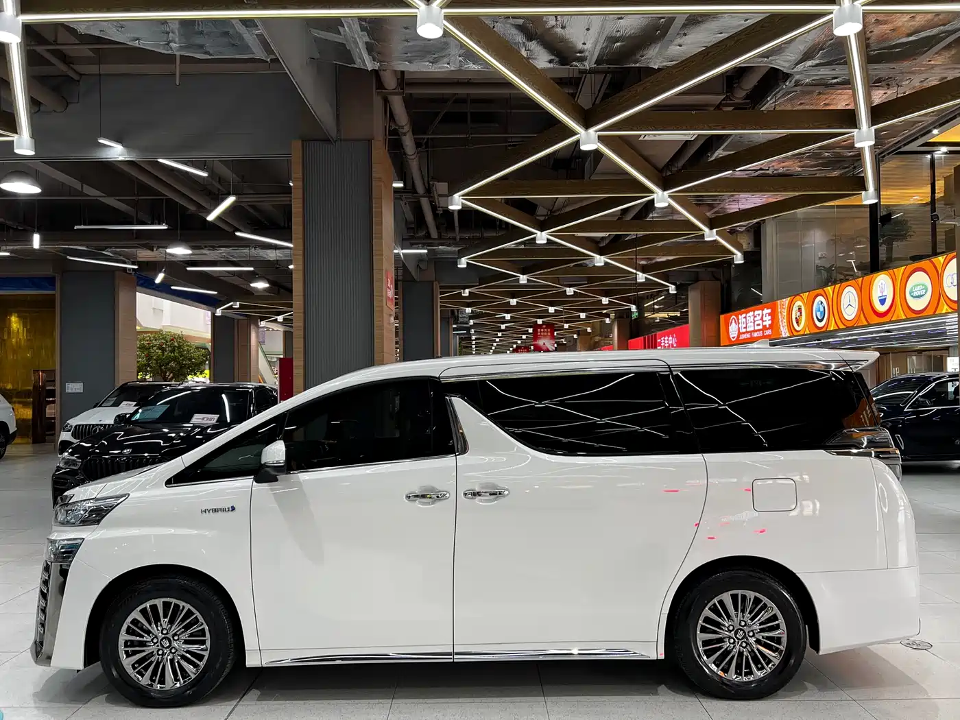 Toyota Vellfire 2021 Crown Hybrid 2.5L HV Supreme Edition фото 3