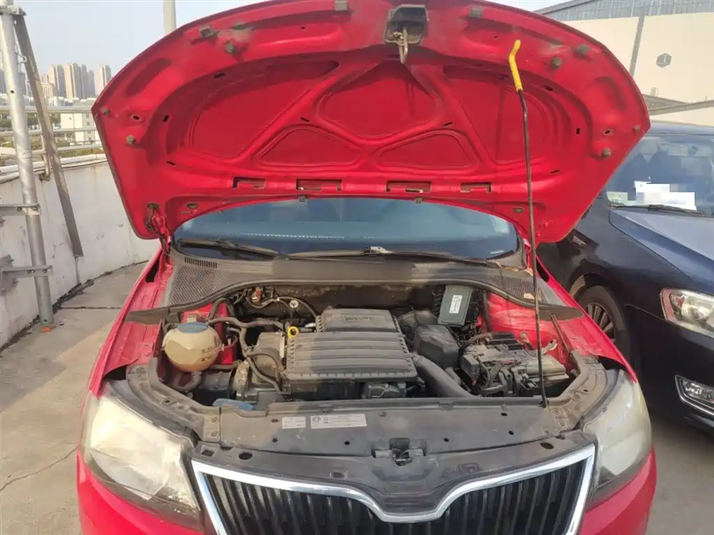 Škoda Skoda Rapid Spaceback 2014 1.6L Automatic Joy Edition фото 20