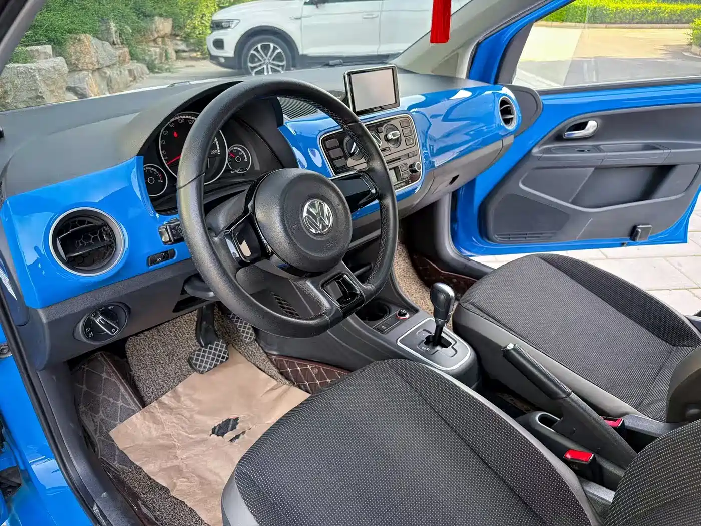 Volkswagen up! 2015 1.0L high up! фото 4
