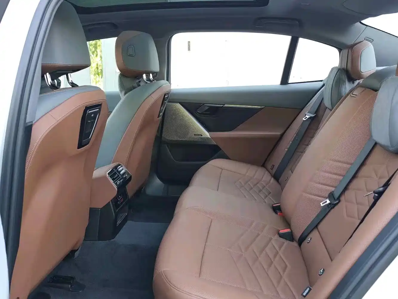 Photo 10 - BMW i5