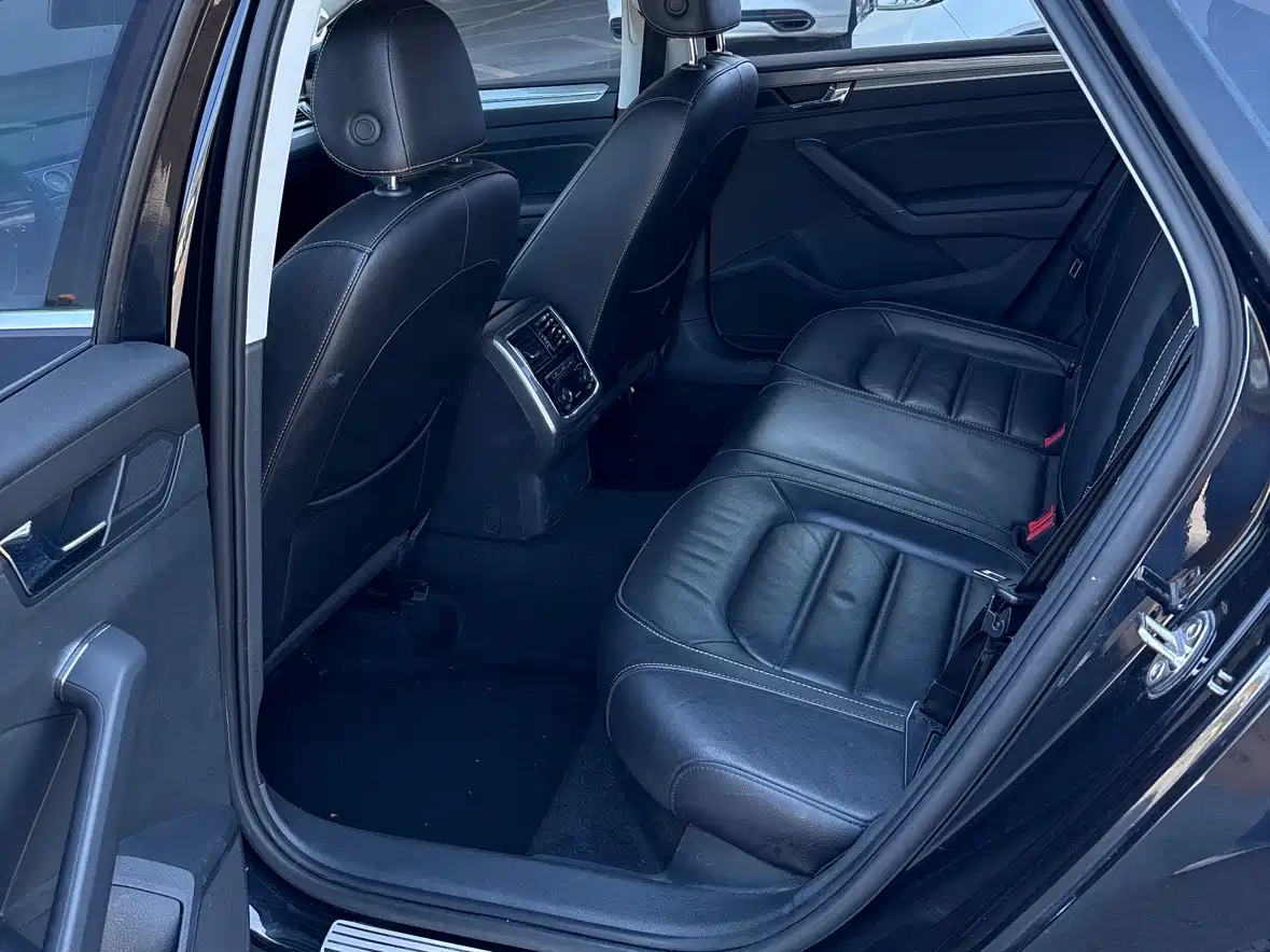 Volkswagen Passat 2017 330TSI DSG Prestige фото 11