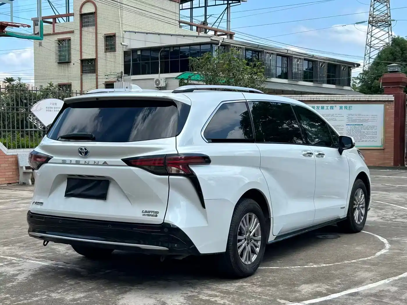 Toyota Sienna 2021 2.5L Hybrid Premium Edition фото 8